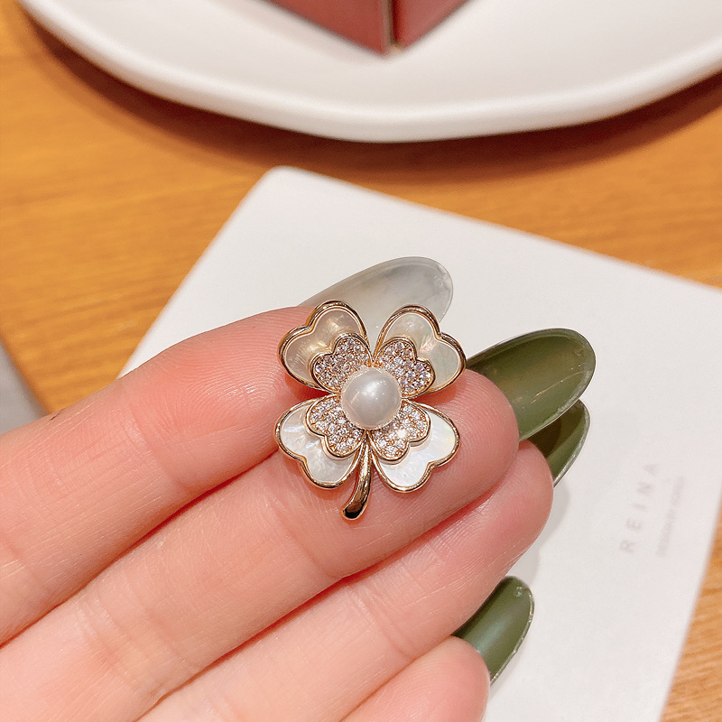 Shell Flower Brooch Korean Niche Anti-Unwanted-Exposure Buckle Design Sense Corsage Exquisite Accessories