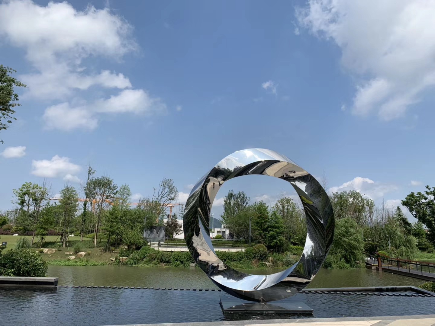 厂家专业定制不锈钢镜面圆环雕塑房产雕塑水景雕塑小区园林景观