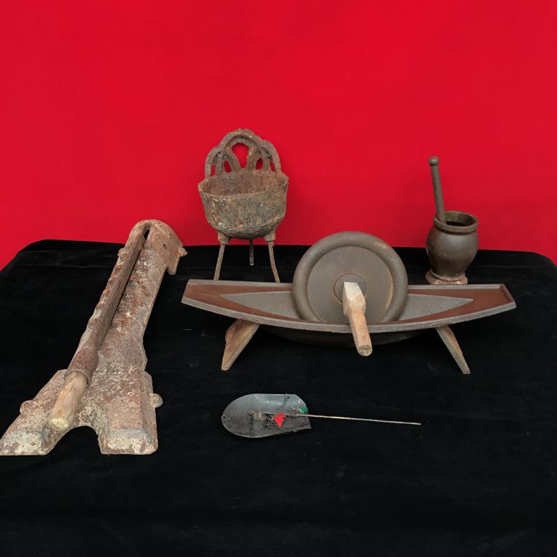 民俗老物件中药五件套药碾子捣药罐熬药锅铡刀小铜秤铸铁道具摆件
