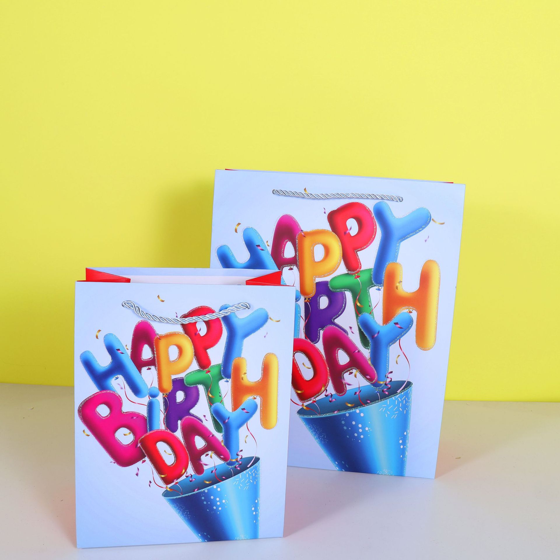 Yiwu Factory Dusting Powder White Card Birthday Gift Portable Paper Bag in Stock Wholesale Balloon Cake Birthday Celebration