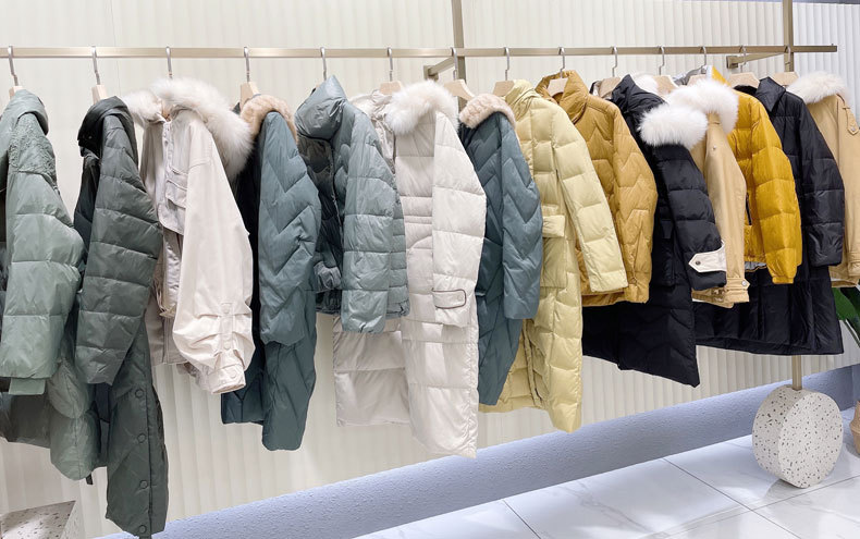 羽绒服清仓韩讯批发进货上海静安晓夏服装店折扣四季青女装尾货
