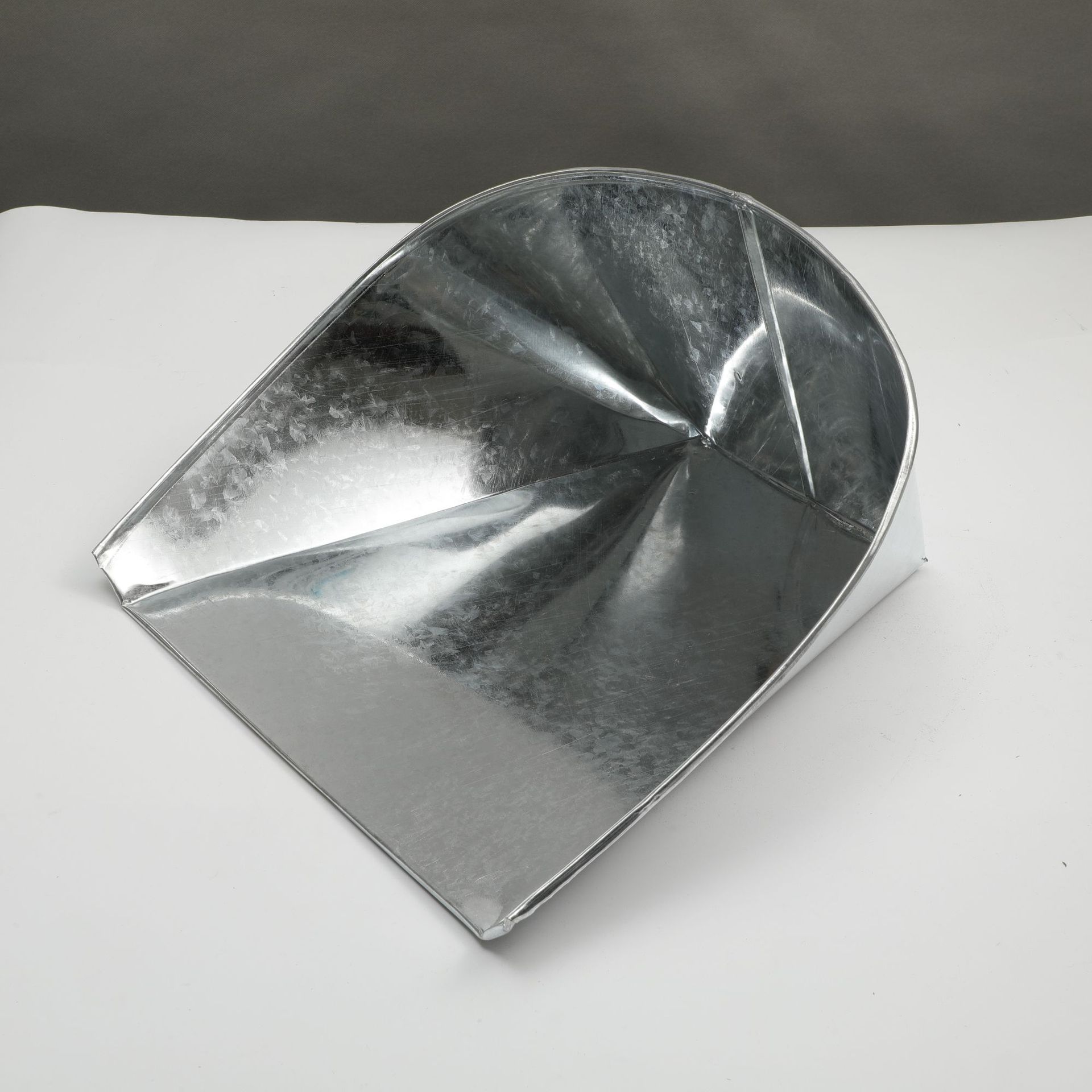 自产自销白铁皮簸箕铁扒斗铁撮箕大号加厚土簸箕垃圾铲铁戳子批发