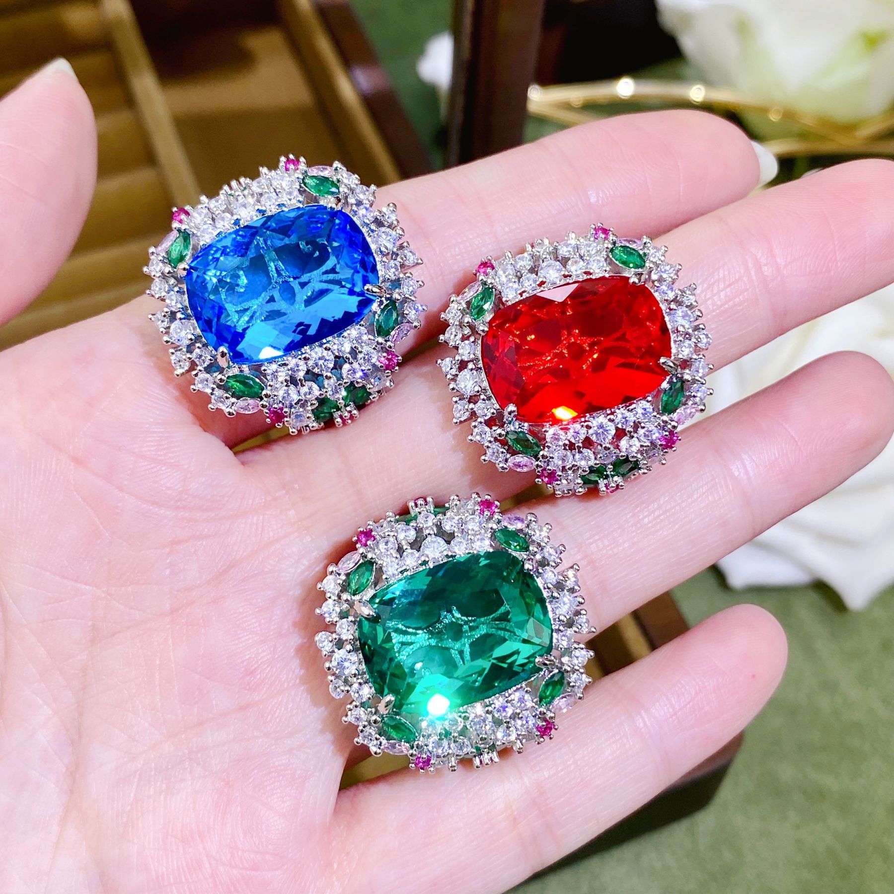 高端网红直播祖母绿钻戒指女 重工豪华满钻皇家蓝芬达钻彩宝指环