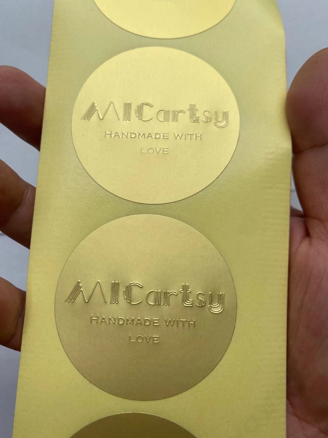 凹凸不干胶标签击凸贴纸铝箔亚金亚银烫金logo浮雕封口贴