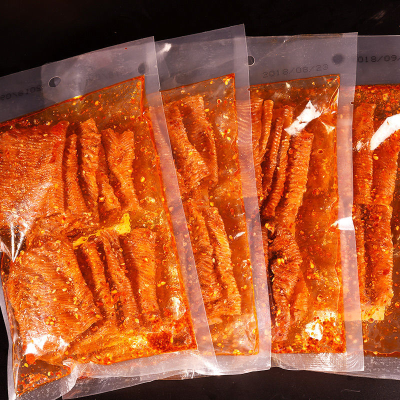 网红辣条批发地摊厂家辣典欢乐鞋底大辣休闲零食小吃组合100g怀旧