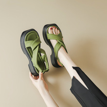 芥末绿显白厚底凉鞋女2024夏季新款增高外穿凉拖时尚休闲沙滩鞋