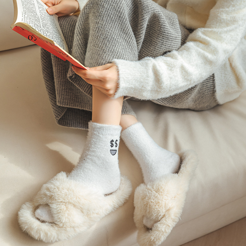 袜子女秋冬季中筒袜卡通水貂绒加绒加厚防寒保暖表情袜日系睡眠袜