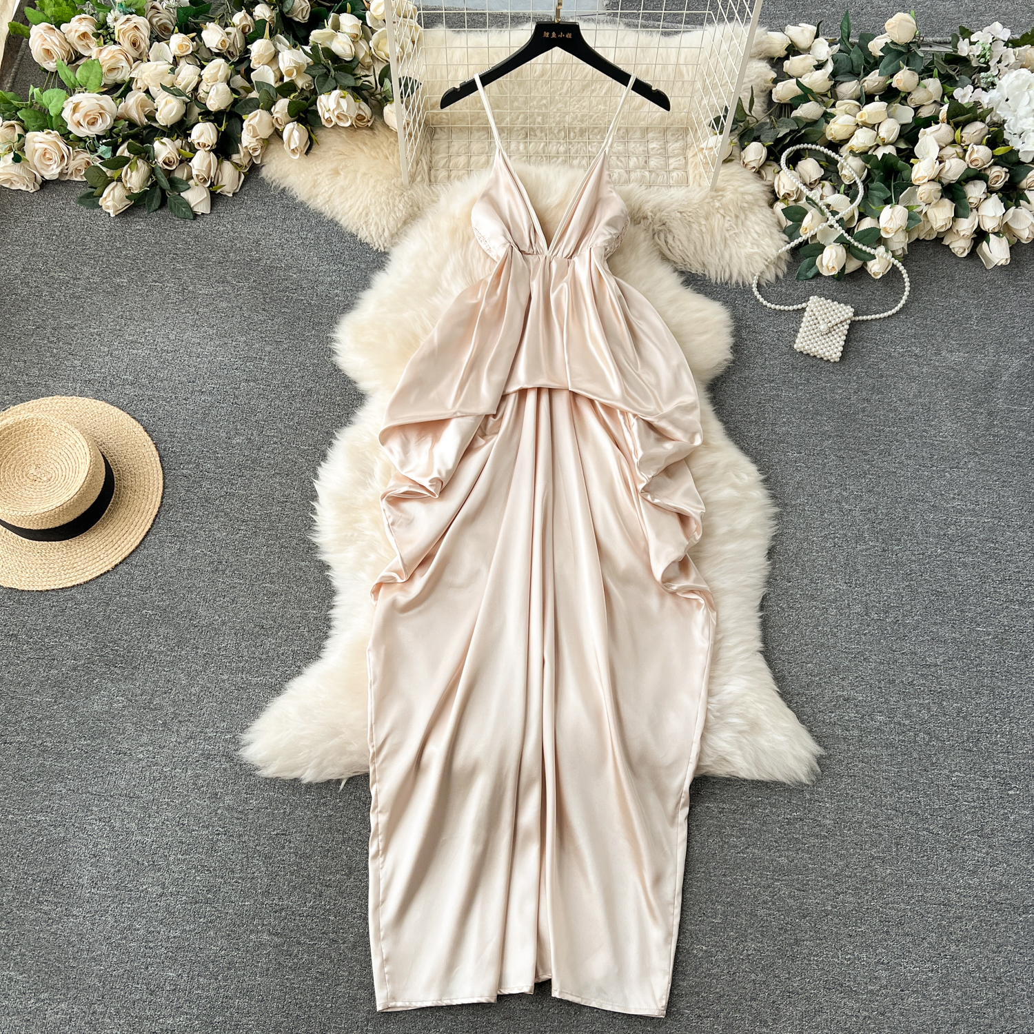 高级感缎面晚会礼服女神范性感深v领小众褶皱修身长款吊带连衣裙