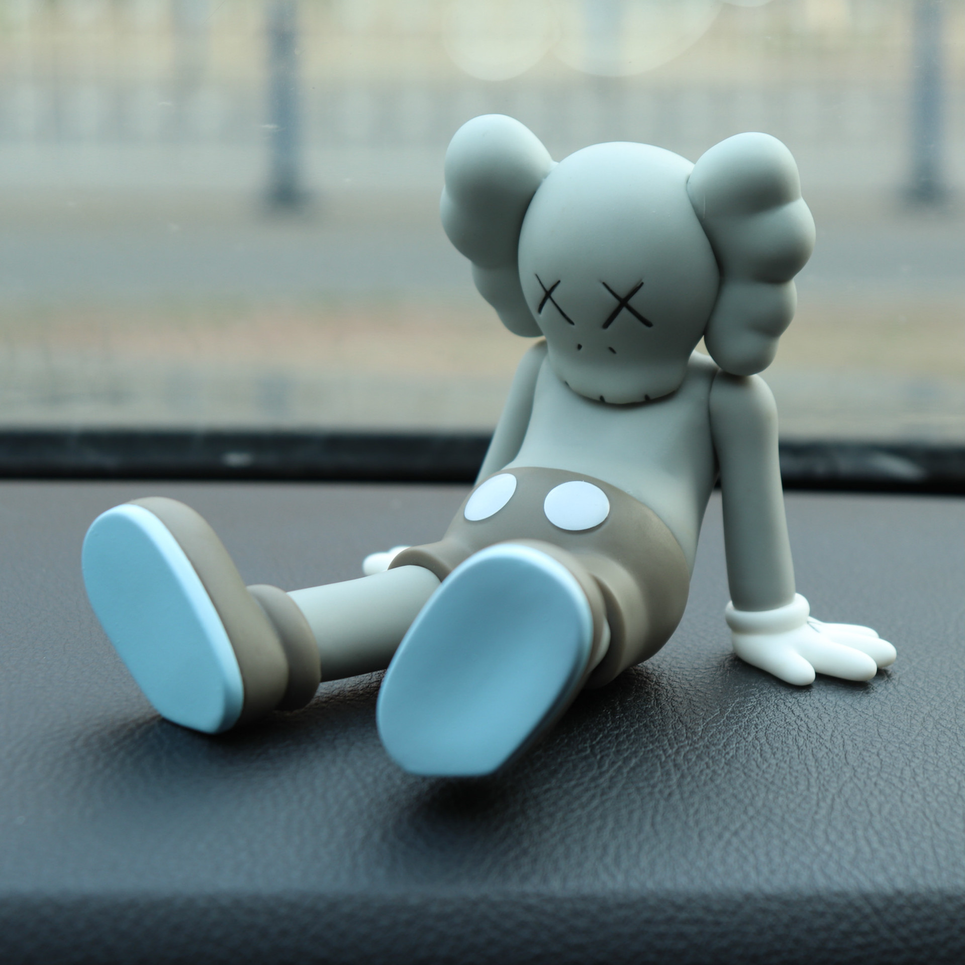 潮玩kaws考斯公仔创意网红汽车摆件xx眼个性车内车载时尚装饰