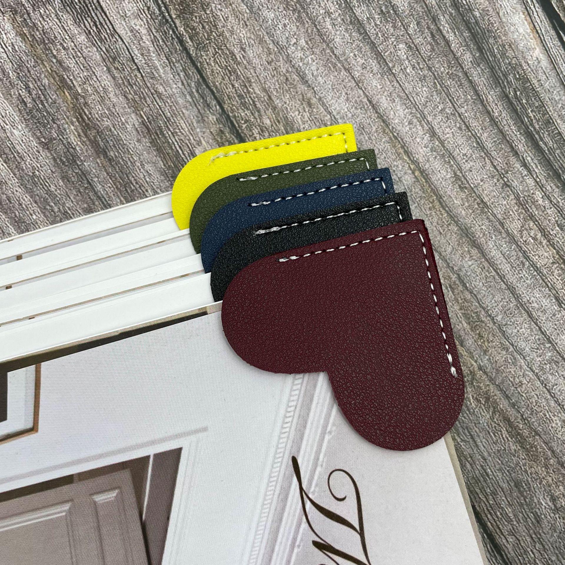 现货一件起批爱心皮革书签阅读配件书页夹书角保护套韩式礼品书签