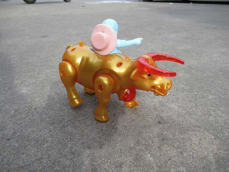 2538b-15 儿童玩具牵绳电动牛牛年玩具发光牵绳牛卡通发光网红牛