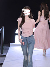 粉色方领短袖t恤女夏季2023新款设计感小众修身显瘦百搭气质上衣