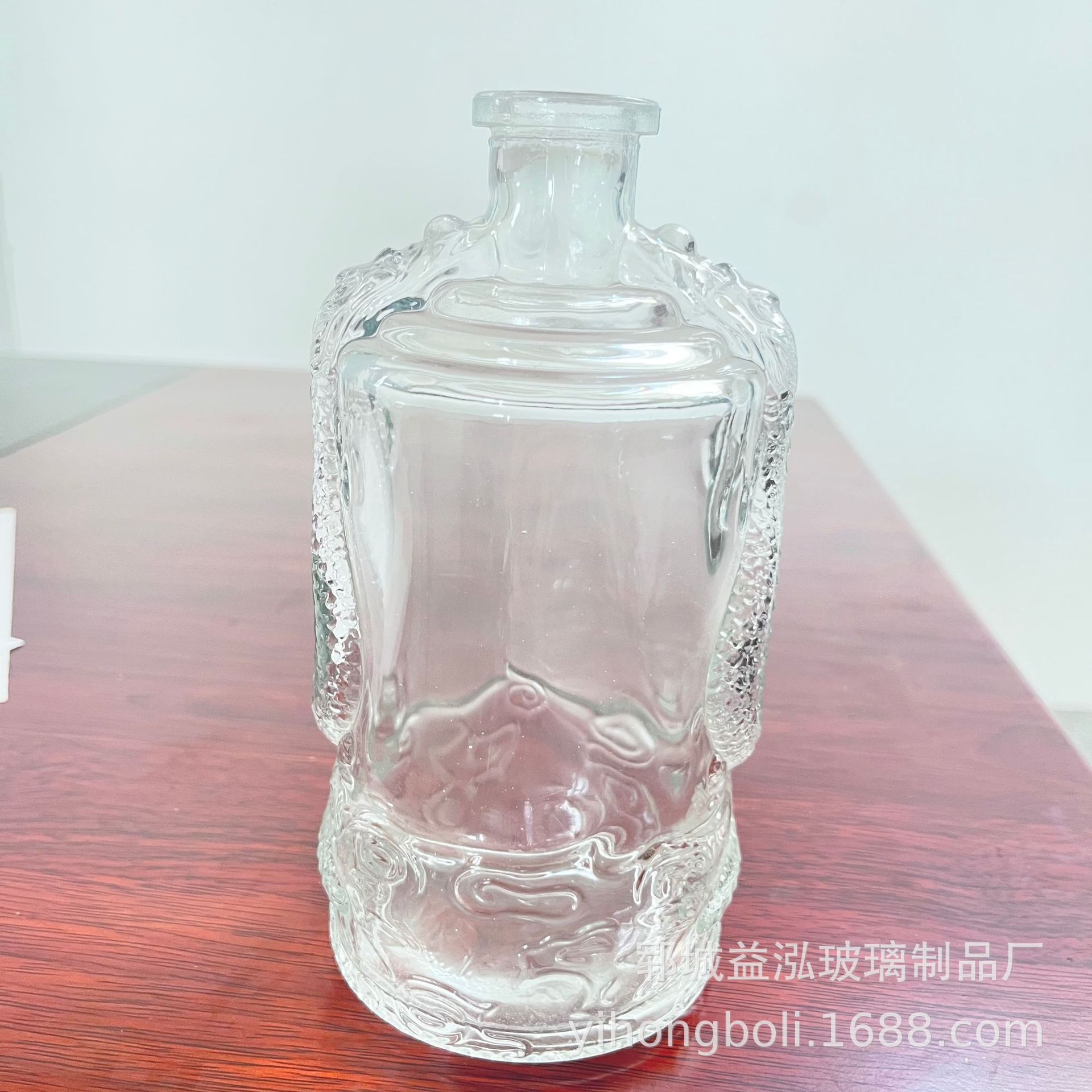 玻璃瓶包装产品规格:500ml(或根据客户要求定做)制作工艺:手工瓶与