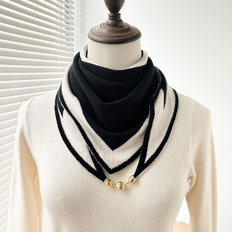 黑白针织毛线厚围巾女秋冬季磁吸扣三角丝巾中老年妈妈护颈围脖子