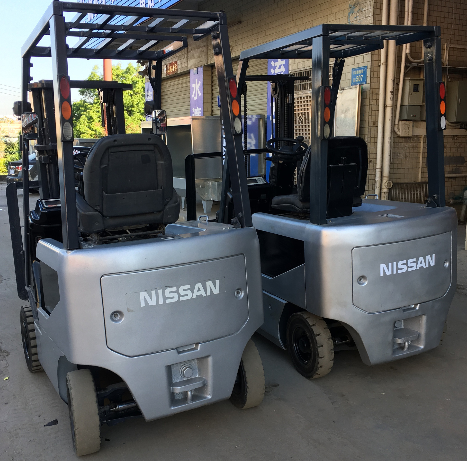 5吨nissan电动叉车两节标准门架升3米带左右侧移器