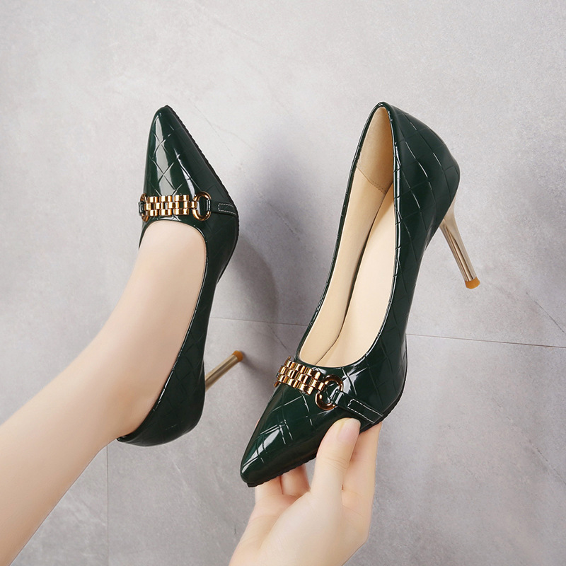 2024夏季新款ins网红黑色漆皮高跟鞋细跟法式职业尖头金属扣单鞋
