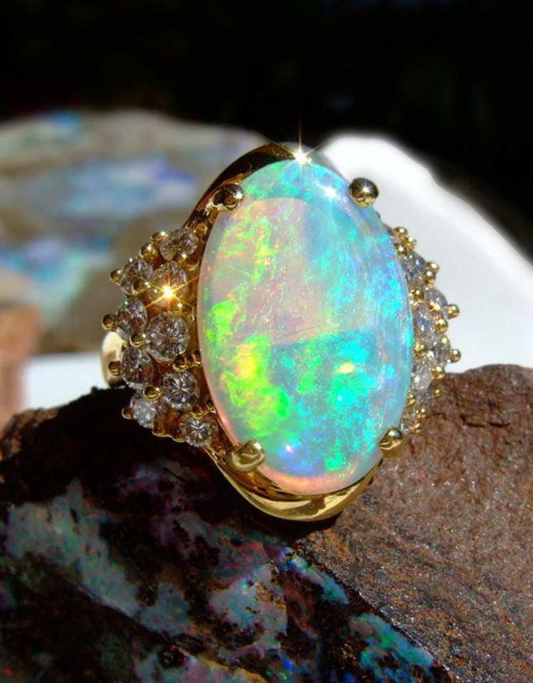 威娅跨境金色椭圆澳宝镶钻彩色戒指轻奢蛋白石流行饰品厂家直供