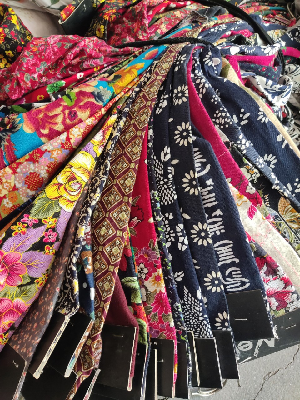 直播带货样板布棉麻布头按斤称全棉印花棉麻挂板批发各种布料尾货