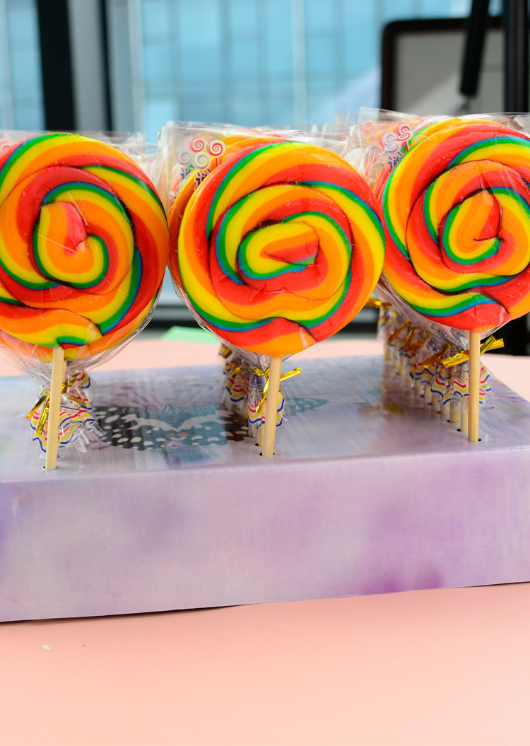 彩虹棒棒糖网红创意波板糖可爱卡通糖果儿童零食整箱批散装硬糖