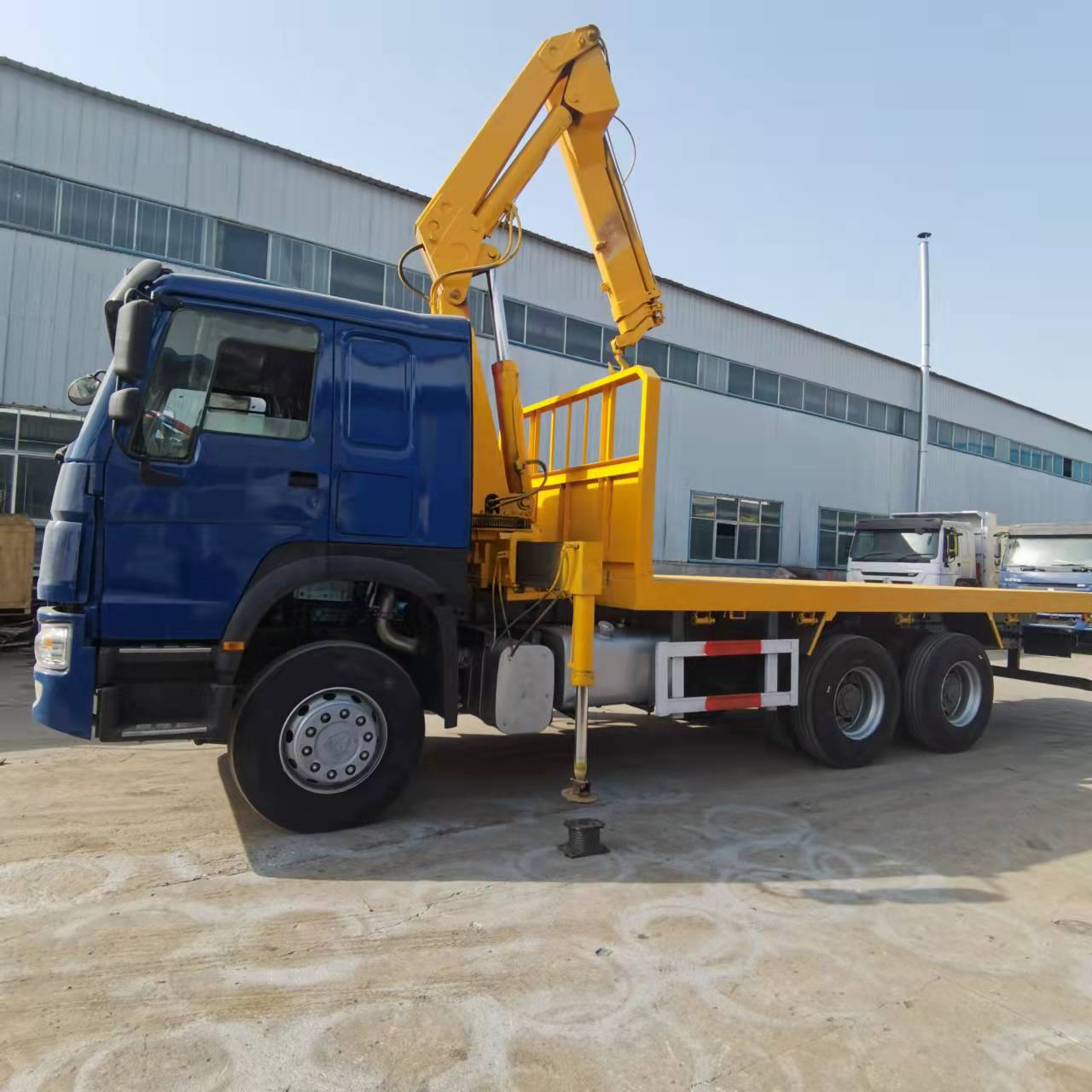 出口非洲豪沃蓝头黄车体随车吊 载货平板 牵引车头多马力配置