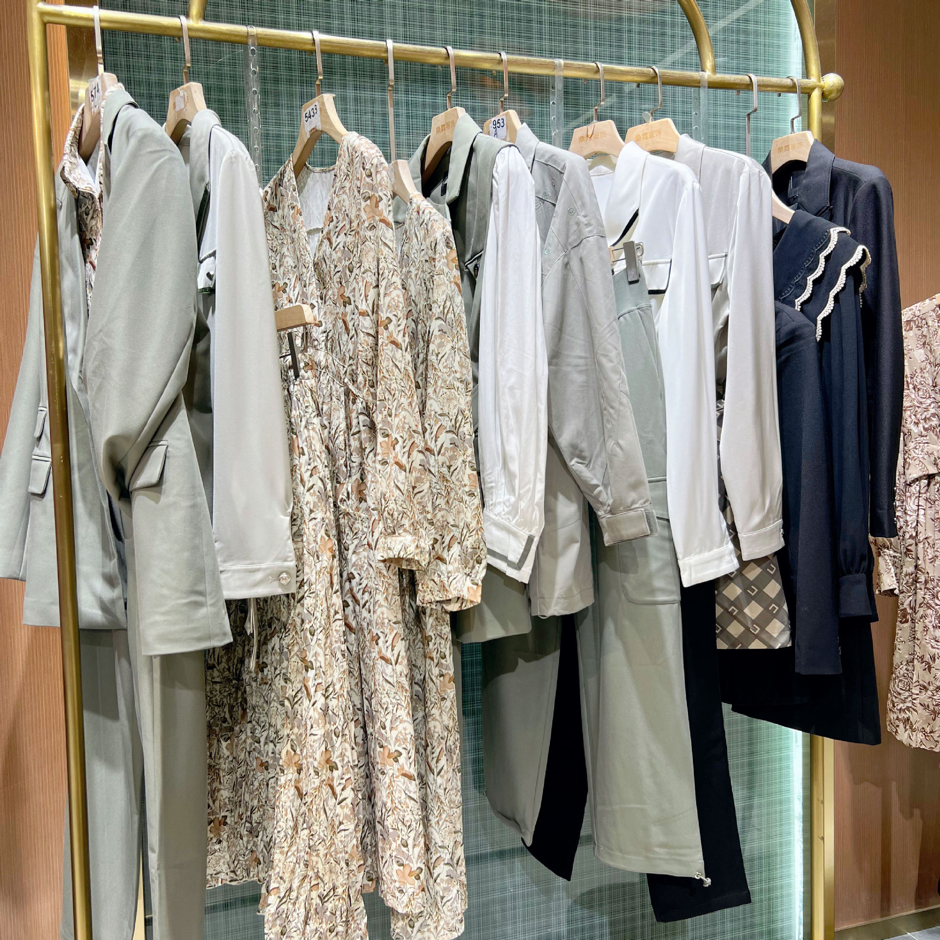 专柜贝茜妮品牌连衣裙秋冬折扣女装档口撤柜直播实体走份货源批发