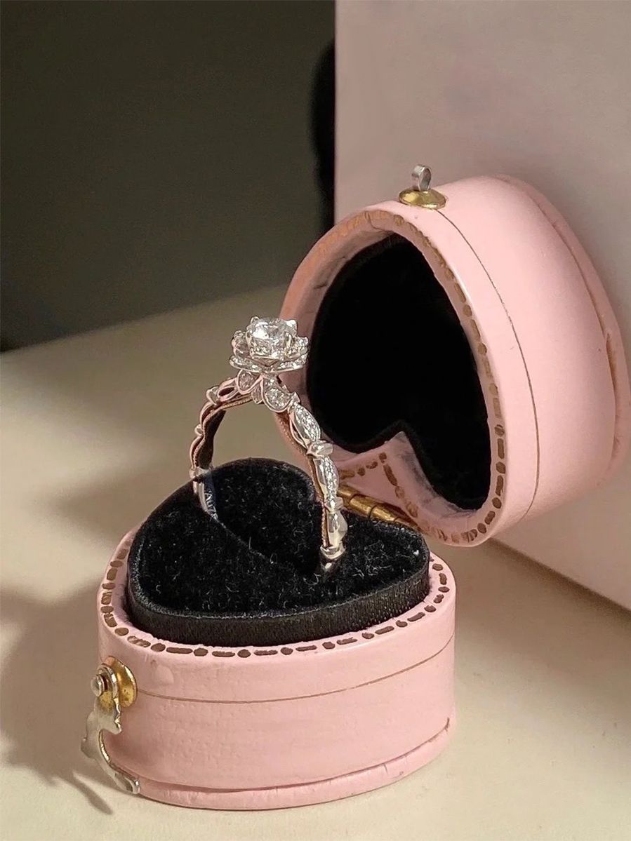 在逃公主城堡烟花钻戒女纯银莫桑石戒指求婚结婚戒手捧花-阿里巴巴