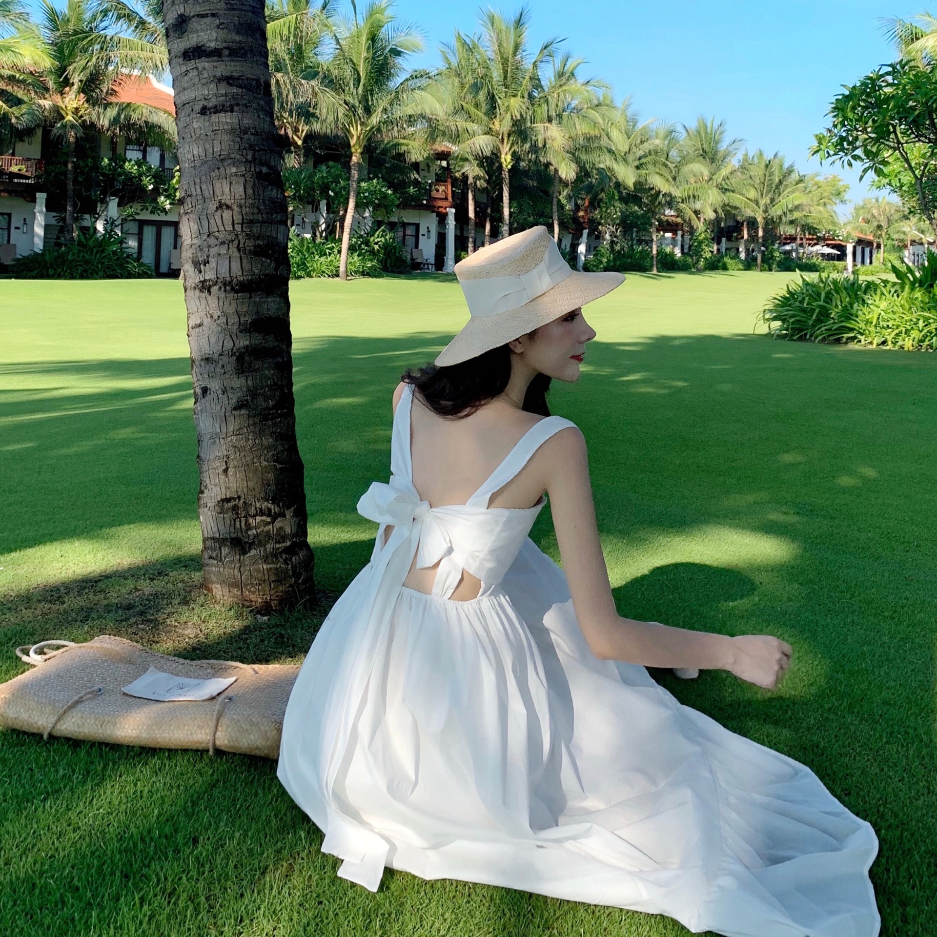 纯白连衣裙少女