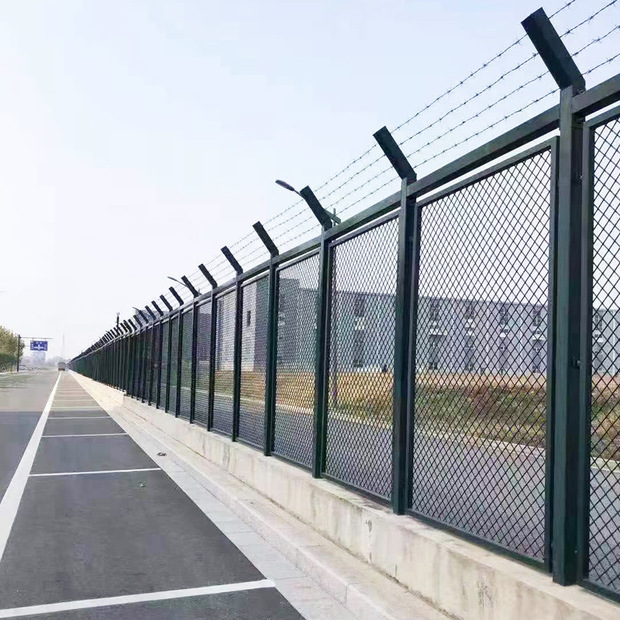 深圳保税区钢板网护栏围栏 菱形孔防护网 厂房道路隔断铁网状围网