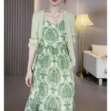 2024春秋新款时尚套装裙气质显瘦绿色开衫碎花吊带连衣裙两件套装