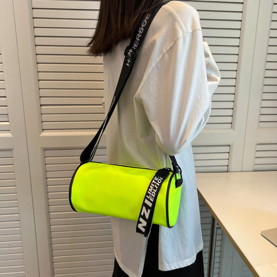 2022尼龙纯色圆筒单肩斜挎包时尚运动潮牌大容量休闲帆布背包女包