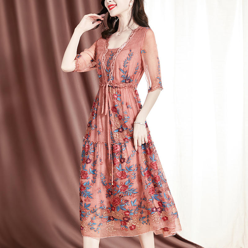 重工刺绣真丝连衣裙女2021年夏装新款气质设计感中年桑蚕丝长裙潮