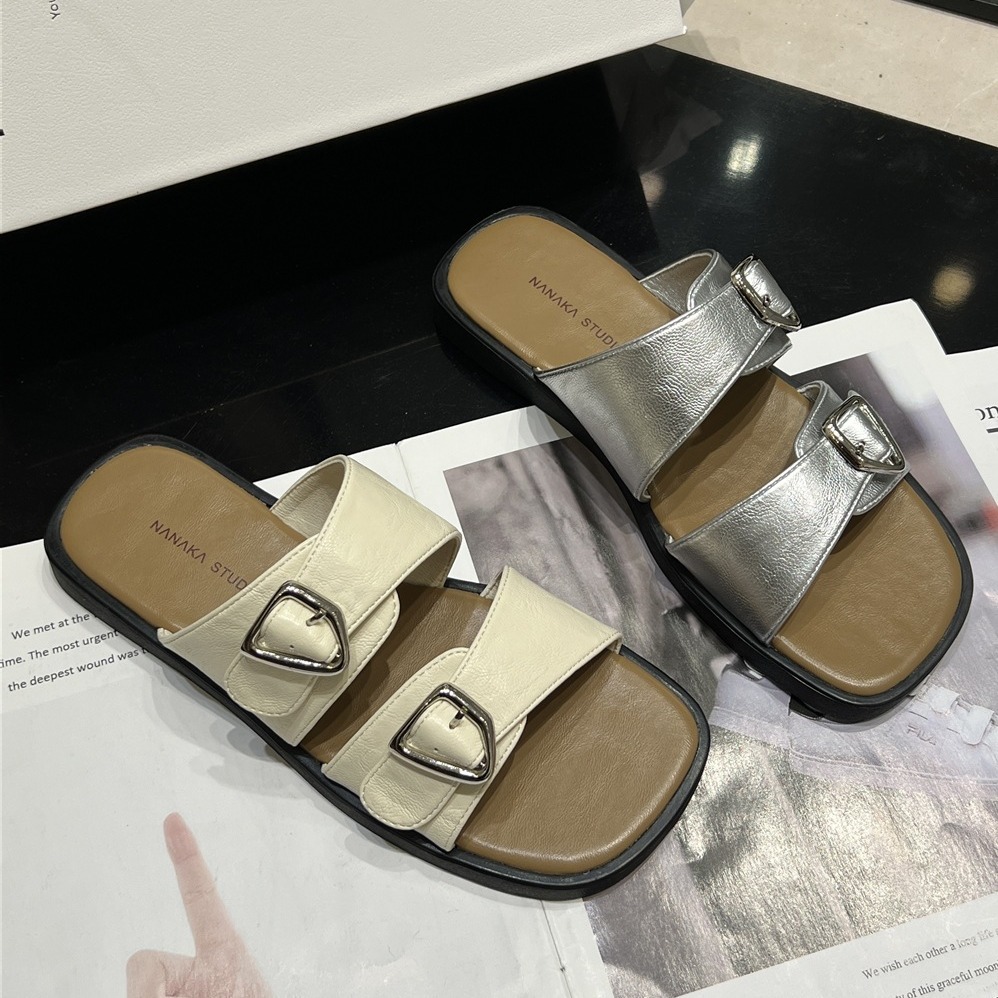 平底拖鞋女夏外穿2024年新款复古皮带扣休闲凉拖网红沙滩一字拖鞋