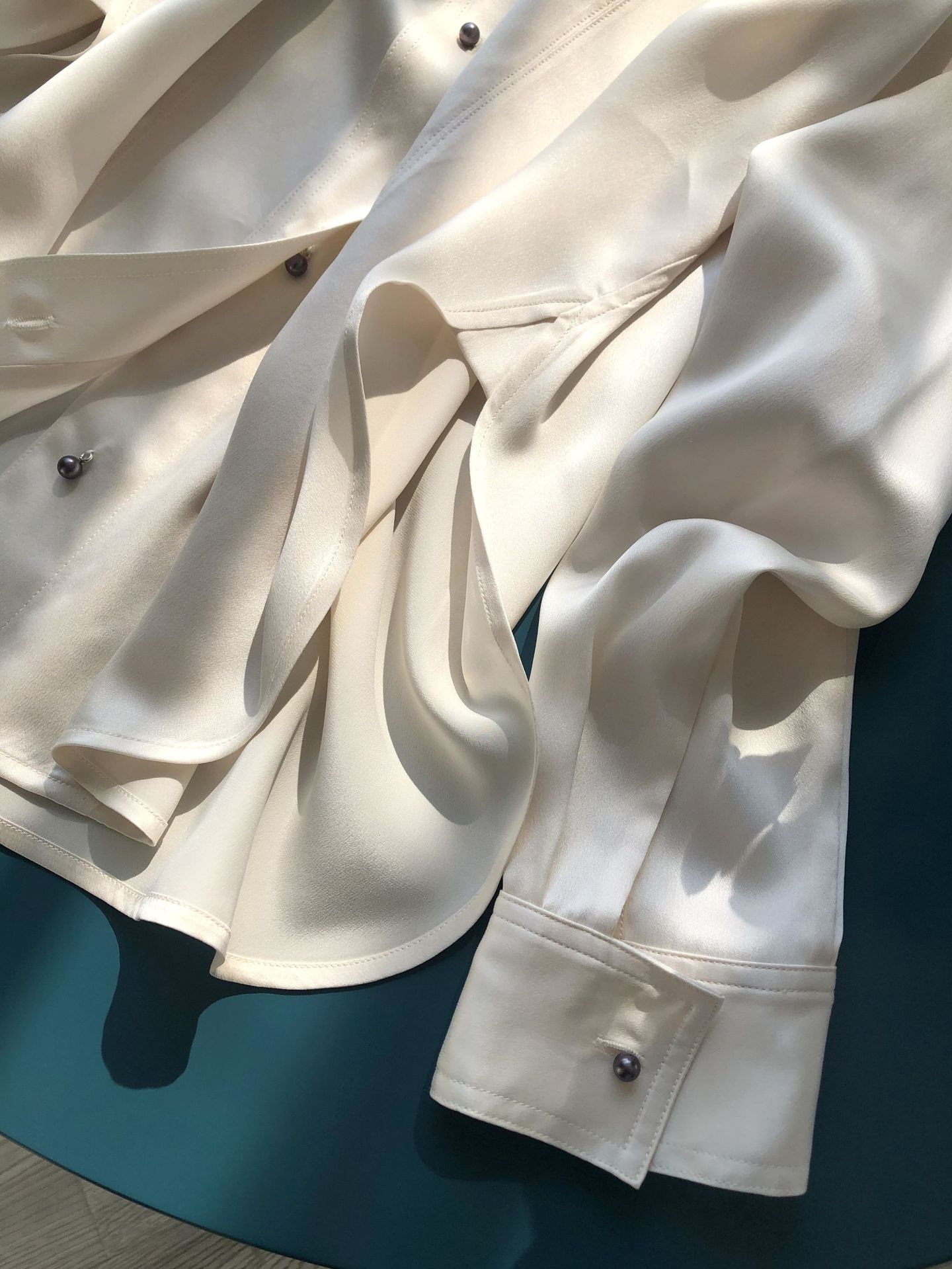 北欧ttm精致珍珠纽扣重磅真丝软缎 尖奢20姆米砂洗素绉缎长袖衬衫