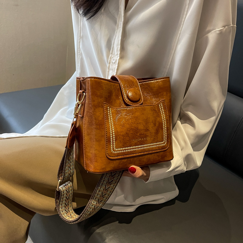 2024新款时尚简约百搭通勤宽肩带女包小众流行水桶包单肩斜挎包