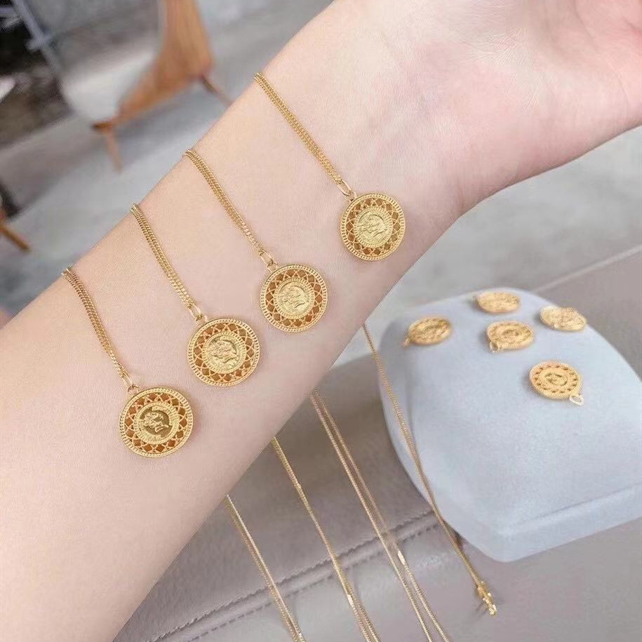 18k金黄金项链女王牌金币吊坠时尚简约au750女皇圆形锁骨项链批发