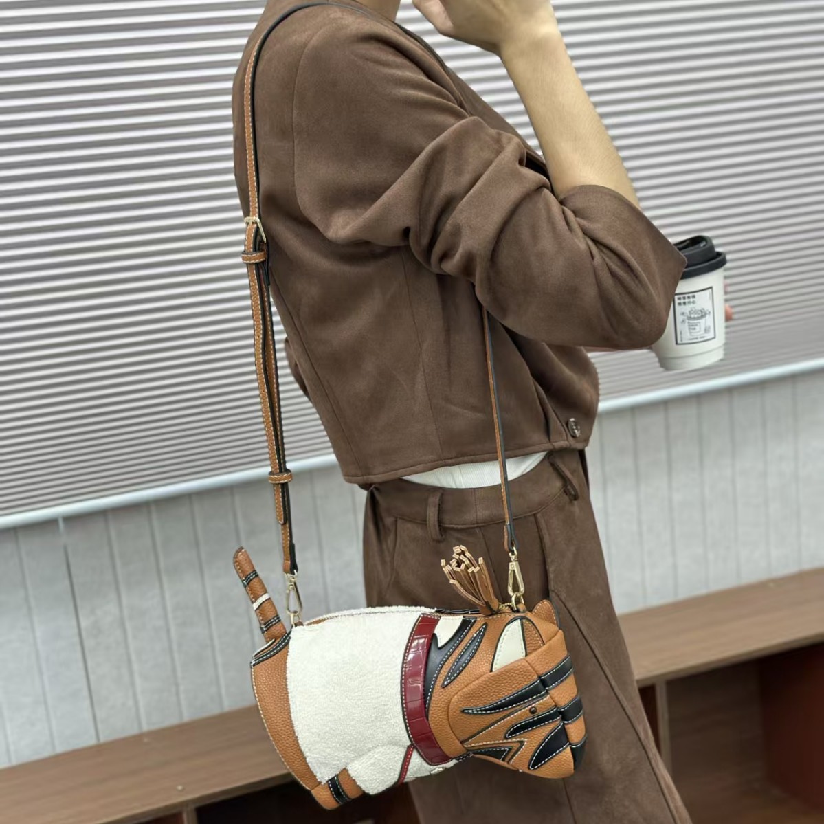 时尚个性动物可爱女士斜挎包棕色老虎造型街头潮流异形包现货代发