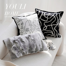 现代简约轻奢高级黑白抱枕靠枕白色兔毛意式沙发法式样板间靠垫
