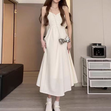 茶歇法式白色无袖吊带连衣裙女夏季2024新款小个子显瘦气质长裙子