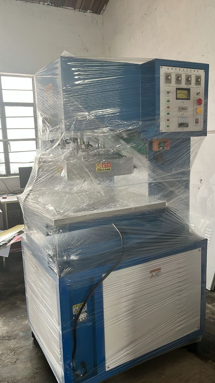 新型工业皮带挡板裙边焊接机