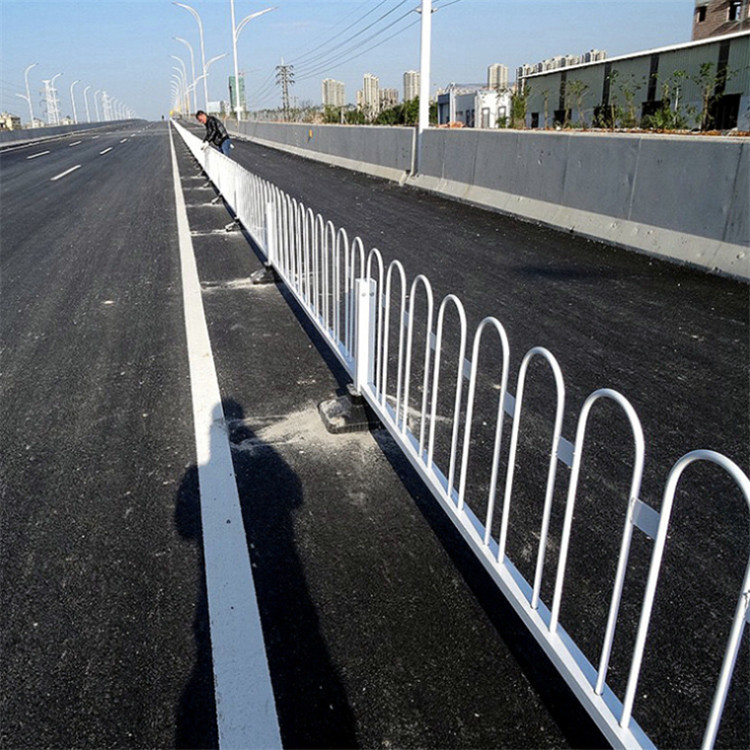锌钢道路护栏隔离栏市政护栏交通马路绿化带围栏公路城市隔离栏杆