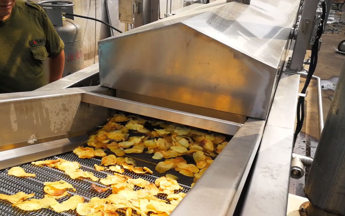 红薯片土豆片全自动油炸线薯片系列休闲零食高温油炸机器厂家