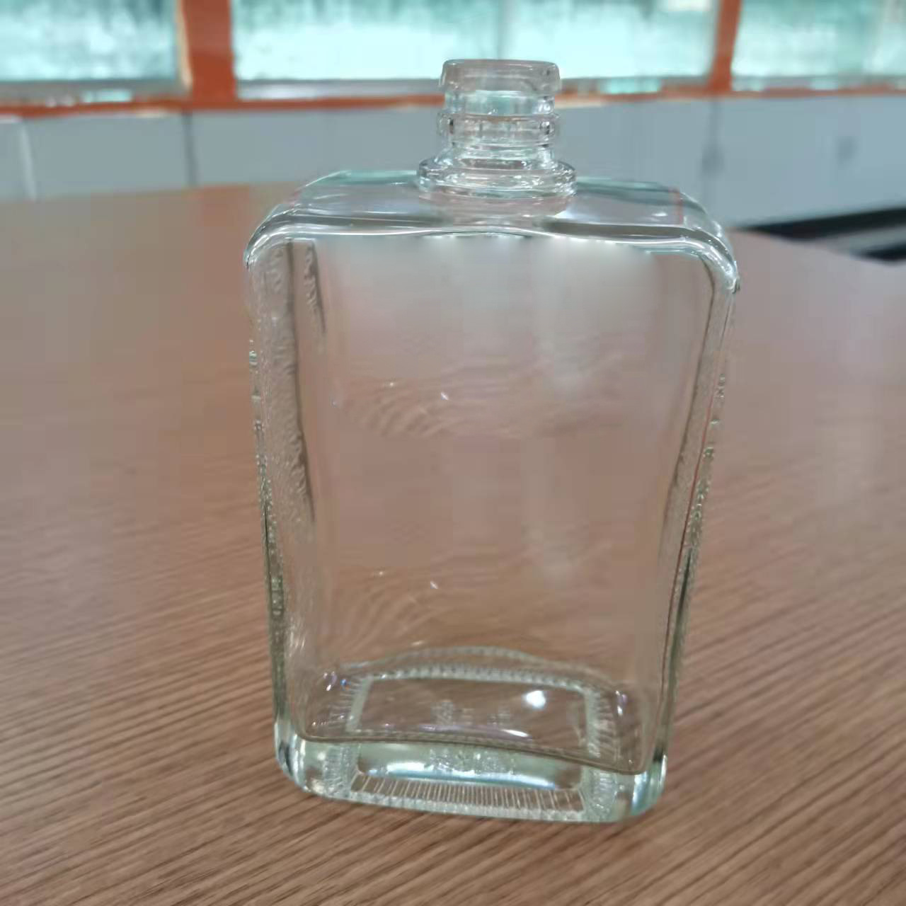 厂家发货高白料玻璃酒瓶扁瓶压口平间玻璃白酒瓶带塑料盖空酒瓶