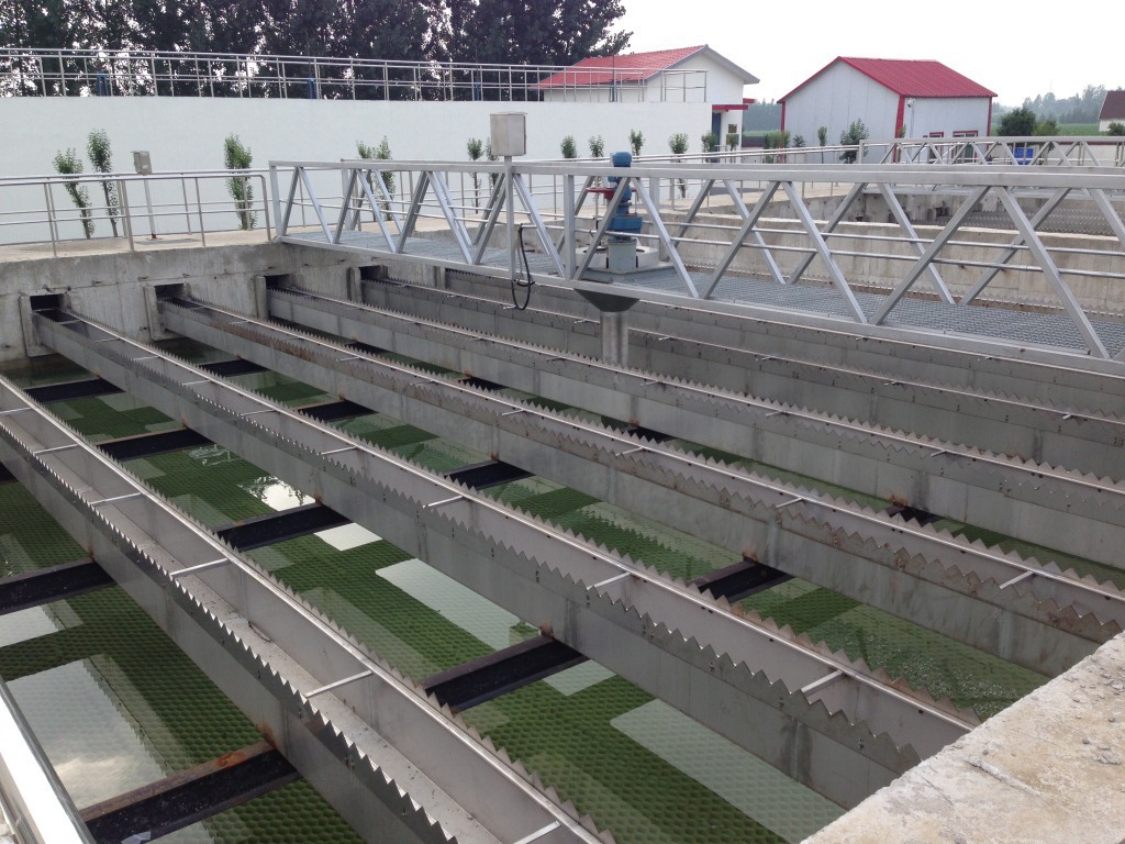 圆形集水槽主要用于辐流式沉淀池中,由多个弧形的集水槽现场焊接