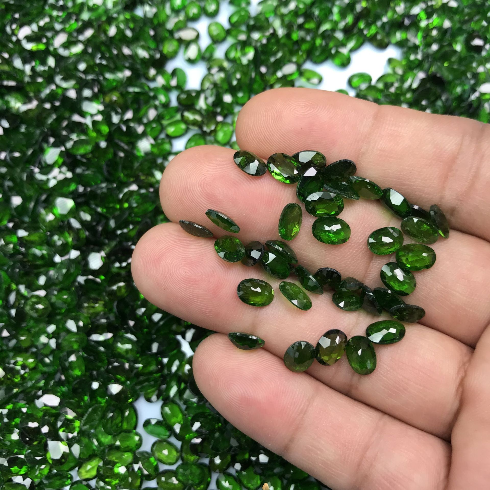 天然透辉石戒面裸石批发 蛋形椭圆形刻面晶体干净未镶嵌 工厂直销