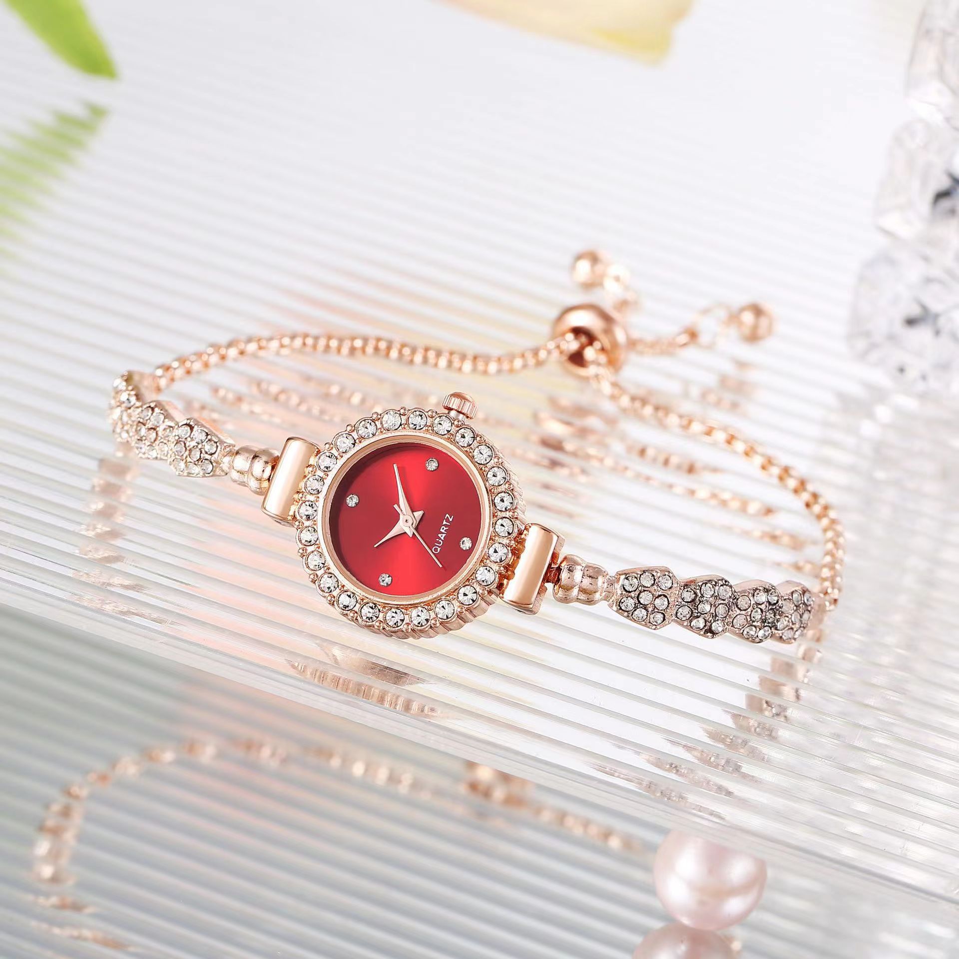 2023 New Fashion Diamond round Women's Watch Free Adjustment Bracelet Watch Women's Quartz Watch Factory Wholesale