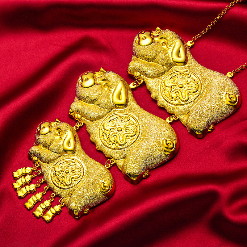 金店橱窗仿真金婚庆三福猪牌项链 式婚礼金猪吊坠沙金新娘配饰女