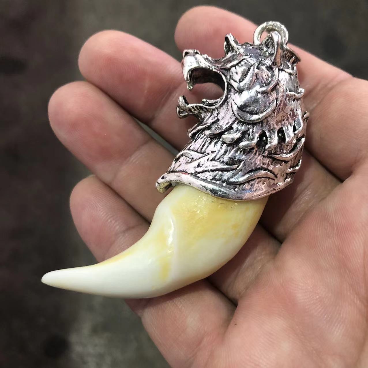 白铜镀银镶嵌合成野猪牙吊坠 古玩文玩杂项合成小野猪牙挂件批发