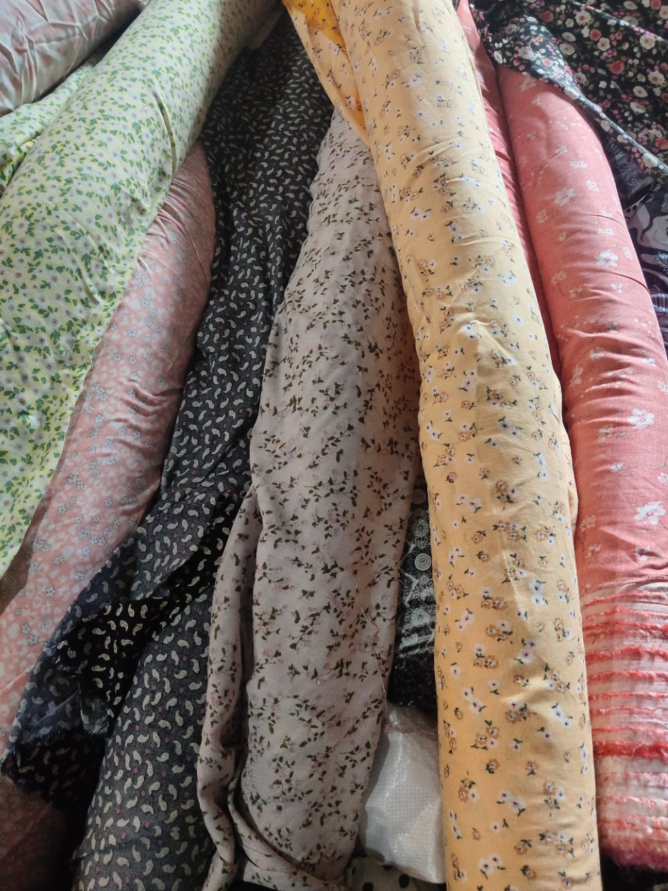 厂家批发各种布料全棉印花人造棉布料大小卷碎花棉绸布料尾货按斤