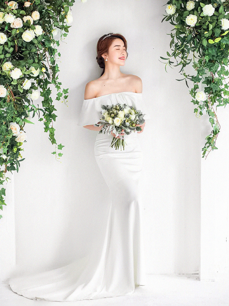 性感一字肩婚纱轻纱2022新款春天新娘拍照写真白色鱼尾晚礼服缎面
