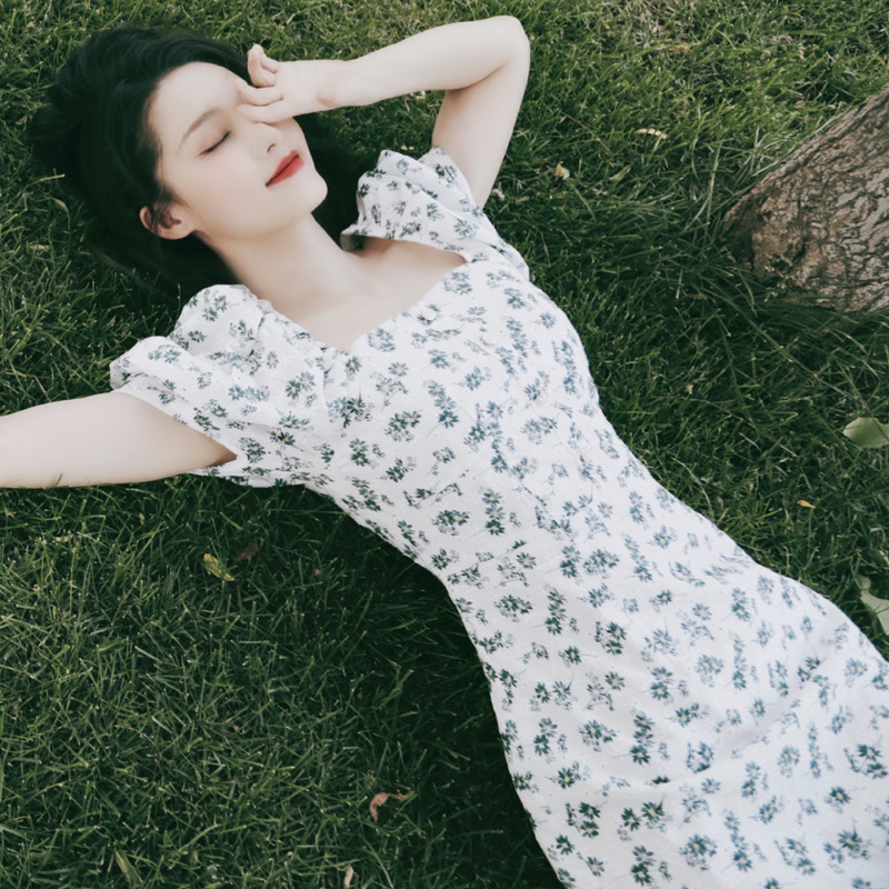 明星李沁同款碎花连衣裙女夏2022新款法式方领泡泡袖收腰度假裙子